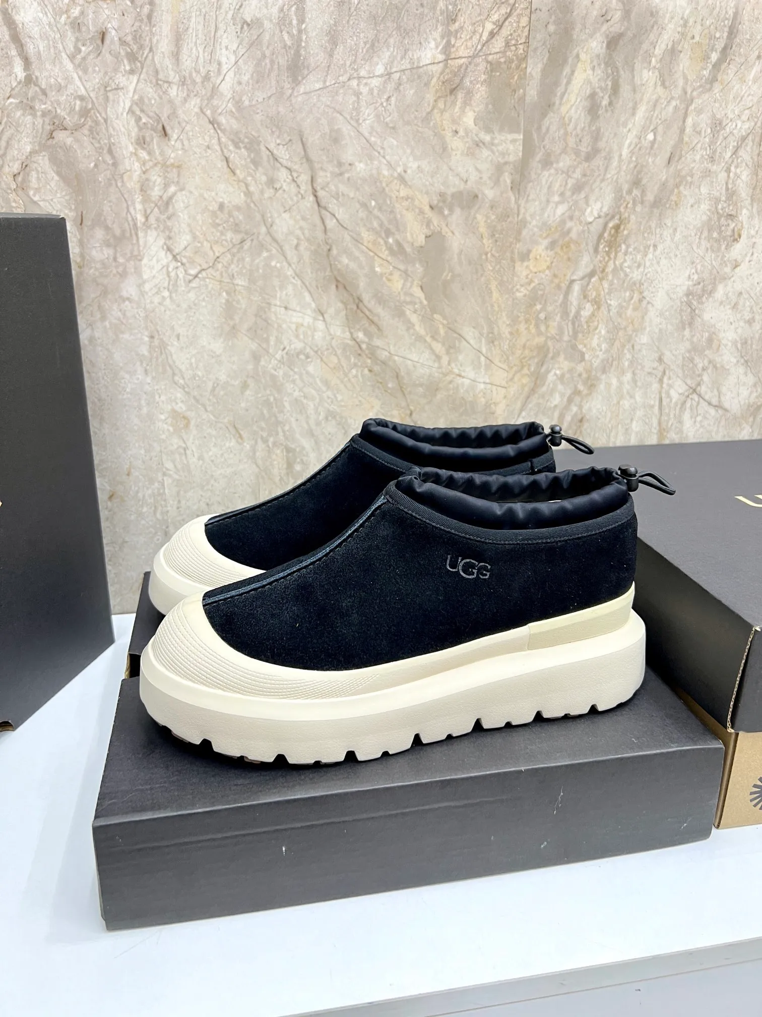 Men's men's shoes💰: 💰540💰Couple model👫 UGG Tasman Weather Hybrid one-second snow boots👢 Wang Yibo's same 👏 classic Tasman shoe is designed with environmentally friendly waterproof and snowproof material, which is both fashionable and functional. At the same time, it is paired with the new UGG Keen furry color-blocked jacket. Bright orange and maroon collide to create a new light outdoor style and open up a new travel experience in early autumn! Using the best materials, the 17mm fur-integrated surface is warmer and more breathable, and the outsole is upgraded to a lightweight and wear-resistant light wing technology outsole! Size: Women’s size 35-40 / Men’s size 38–44 (45 customized) Official website color